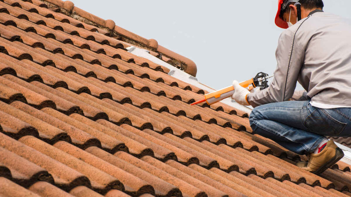Comment boucher un trou dans une tuile ?