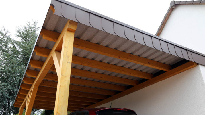 Comment fabriquer soi-même un auvent en bois au-dessus d'une porte ?