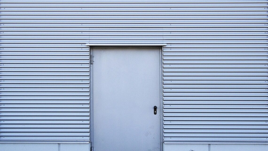 Les 6 étapes à suivre pour remplacer sa porte bois par une porte alu
