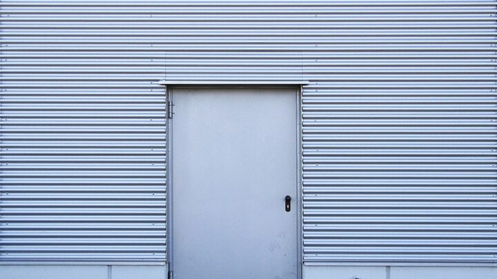 Les 6 étapes à suivre pour remplacer sa porte bois par une porte alu