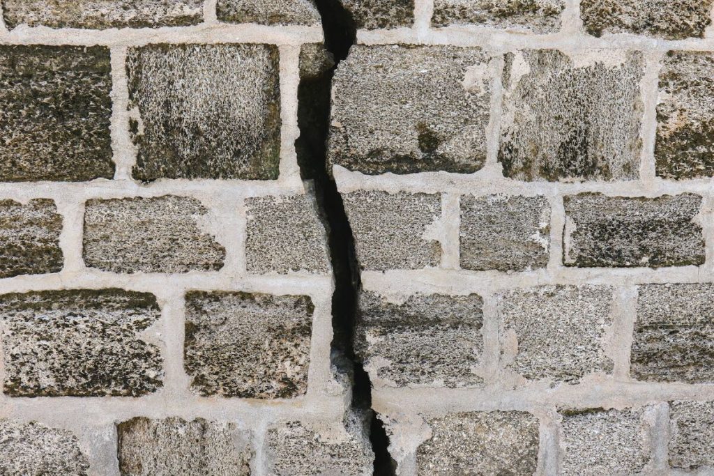Quelles sont les causes courantes des fissures de fondation et comment les prévenir ?