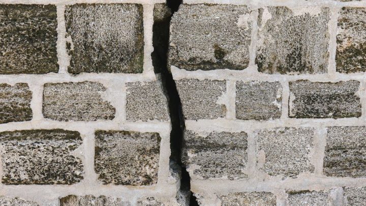 Quelles sont les causes courantes des fissures de fondation et comment les prévenir ?