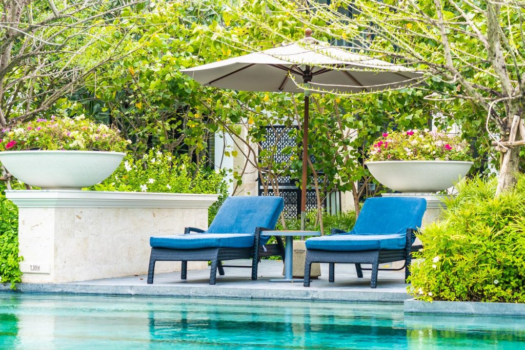 Aménager un espace de détente autour de votre piscine : mobilier, décoration et végétation