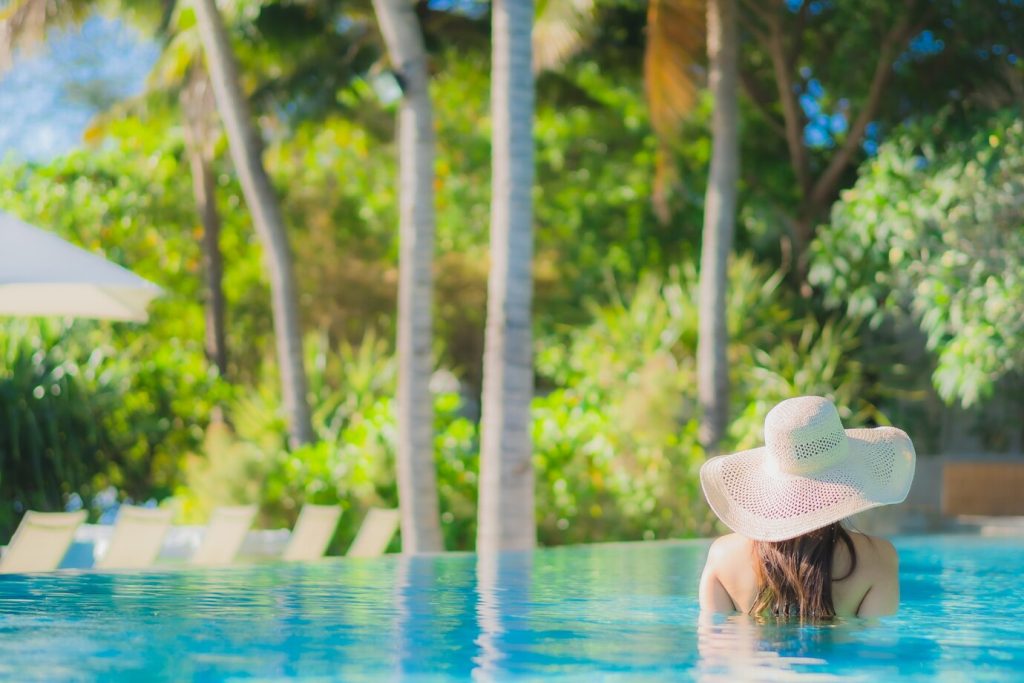 Comment choisir le design idéal pour une piscine à débordement ?