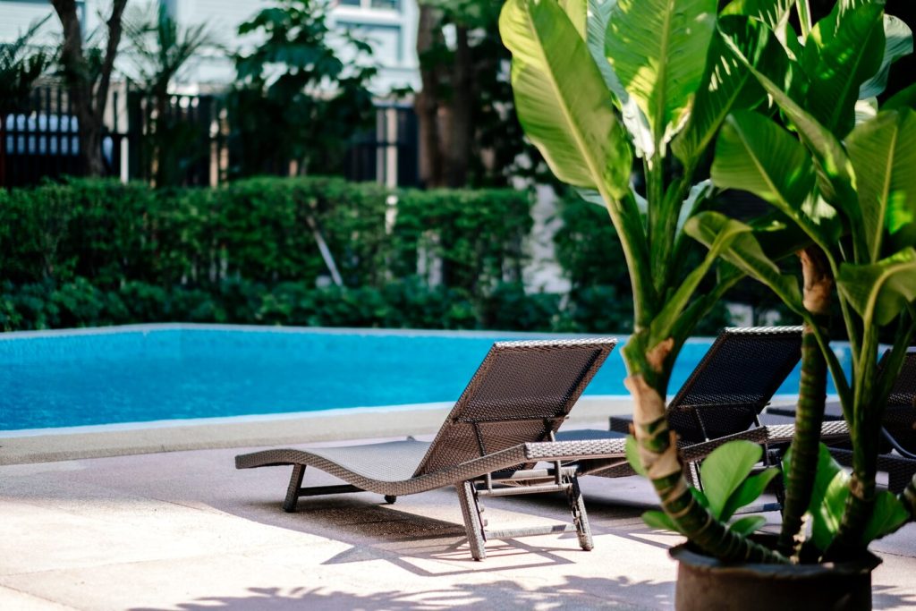 Comment créer une harmonie visuelle entre votre piscine et le reste du jardin ?