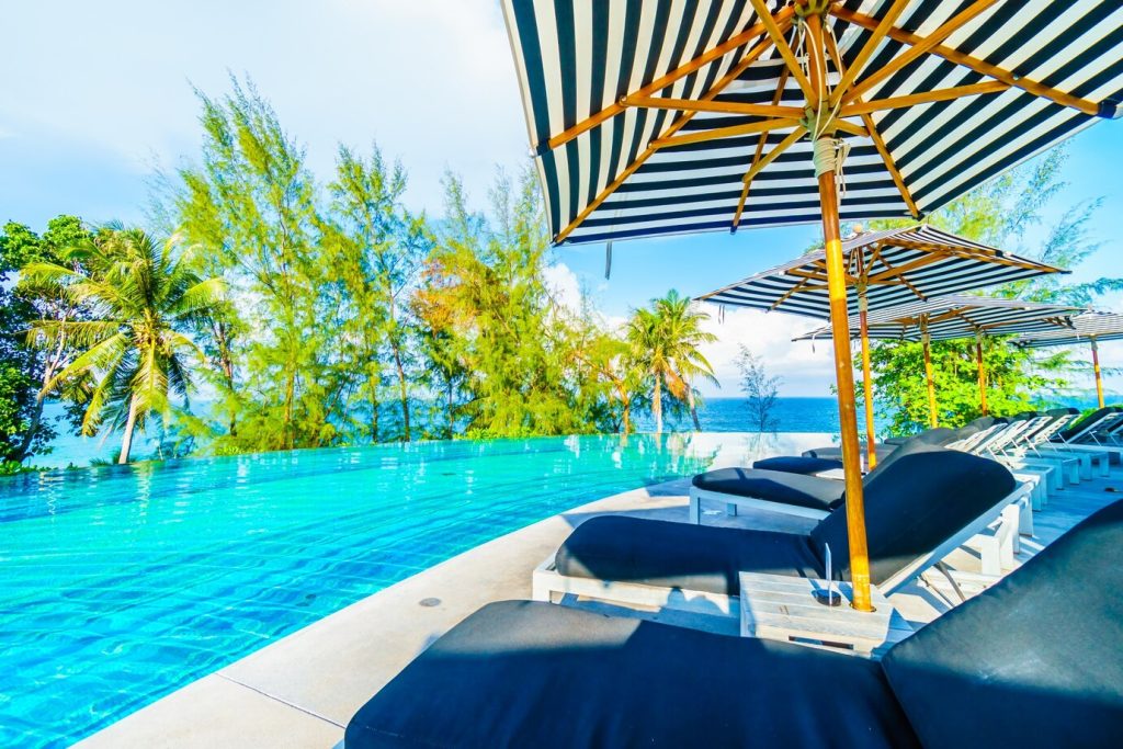 Les piscines à débordement : une touche d'élégance pour votre jardin